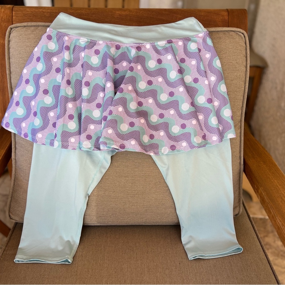 Skort/cropped leggings combo - one piece- women’s size L - 2 pockets on leggings